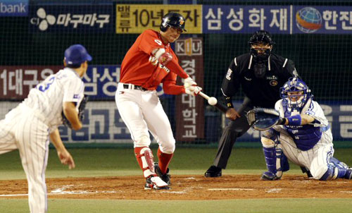 19일 오후 대구 시민운동장에서 열린 2010 프로야구 한국시리즈 4차전 삼성-SK 경기. 4회초 1사 만루 SK 박정권이 2타점 안타를 치고 있다.