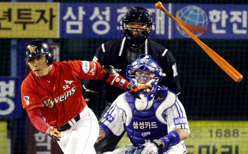 19일 오후 대구 시민운동장에서 열린 2010 프로야구 한국시리즈 4차전 삼성-SK 경기. 4회초 무사 SK 정근우가 안타를 치고 있다.