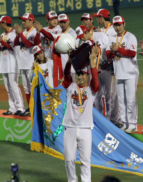 한국시리즈에서 우승한 SK 주장 김재현과 선수들이 19일 대구 시민구장에서 열린 프로야구 한국시리즈 시상식에서 우승트로피를 보여주며 기뻐하고 있다.