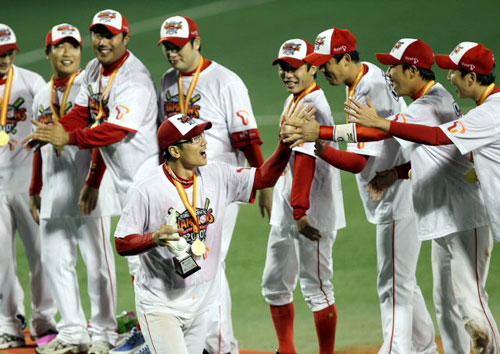 한국시리즈 MVP를 수상한 SK 박정권이 19일 대구 시민구장에서 열린 프로야구 한국시리즈 시상식에서 동료들의 축하를 받고 있다.