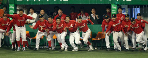 19일 대구 시민운동장에서 열린 프로야구 한국시리즈 4차전 삼성-SK 경기에서 SK가 4-2로 승리하며 우승했다. SK 선수들이 우승이 확정되자 더그아웃을 뛰어 나오고 있다.