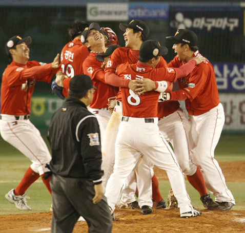 19일 오후 대구 시민운동장에서 열린 2010 프로야구 한국시리즈 4차전 삼성-SK 경기. 우승이 확정되자 SK 선수들이 환호하고 있다.