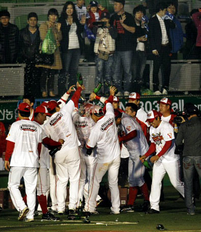 19일 대구 시민운동장에서 열린 프로야구 한국시리즈 4차전 삼성-SK 경기에서 SK가 4-2로 승리하며 우승했다. SK 선수들이 샴페인을 뿌리며 환호하고 있다.