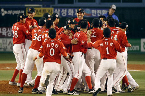 19일 오후 대구 시민운동장에서 열린 2010 프로야구 한국시리즈 4차전 삼성-SK 경기. 9회 우승이 확정되자 SK 선수들이 환호하고 있다.