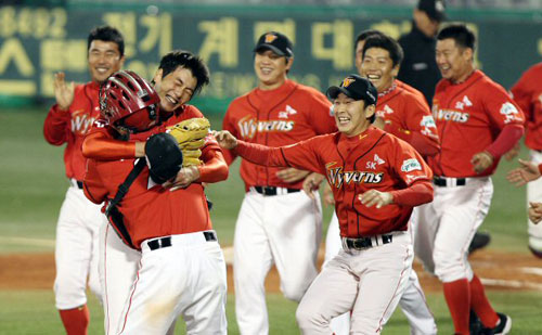 19일 대구 시민운동장에서 열린 프로야구 한국시리즈 4차전 삼성-SK 경기에서 4-2로 승리하며 SK 우승했다. 김광현과 박경완이 경기를 마친 뒤 마운드에서 포옹하고 있다.