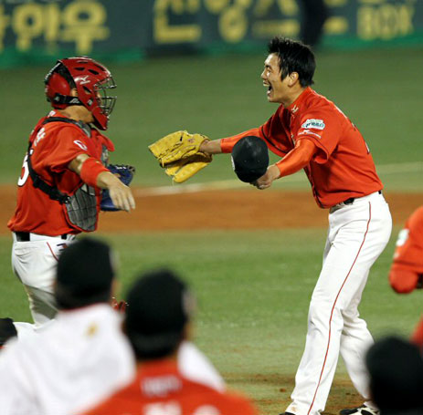 19일 대구 시민구장에서 열린 프로야구 한국시리즈 4차전 삼성라이온즈-SK와이번스 경기에서 삼성을 누르고 한국시리즈 우승을 차지한 SK 김광현, 박경완 등 선수들이 환호하고 있다.