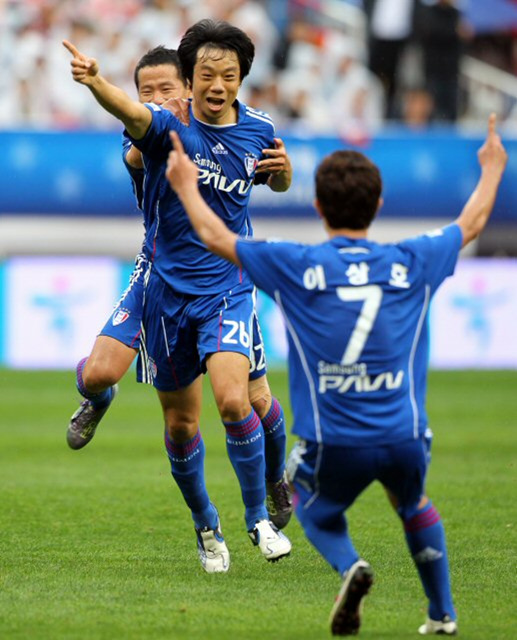 24일 부산 아시아드주경기장에서 열린 프로축구 2010 하나은행 FA컵 결승전 부산 대 수원 경기. 염기훈이 선제골을 터뜨리고 환호하고 있다.