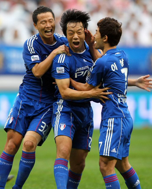 24일 부산 아시아드주경기장에서 열린 프로축구 2010 하나은행 FA컵 결승전 부산 대 수원 경기. 수원 염기훈(가운데)이 선제골을 터뜨리고 이상호, 문민귀와 기쁨을 나누고 있다.
