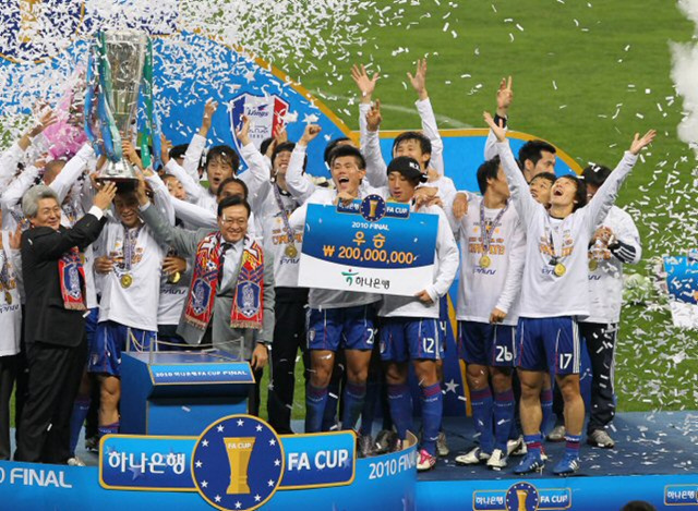 24일 부산 아시아드주경기장에서 열린 프로축구 2010 하나은행 FA컵 결승전에서 부산을 1대0으로 꺾고 우승을 차지한 수원 삼성 감독과 선수들이 우승컵을 들고 환호하고 있다.