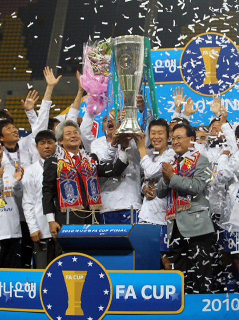 24일 부산 아시아드주경기장에서 열린 프로축구 2010 하나은행 FA컵 결승전에서 부산을 1대0으로 꺾고 우승을 차지한 수원 삼성 감독과 선수들이 축구협회로부터 우승컵을 전달받고 환호하고 있다.