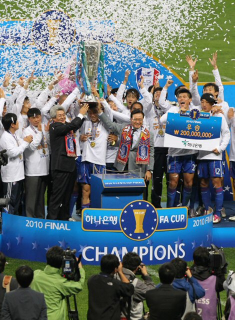 24일 부산 아시아드주경기장에서 열린 프로축구 2010 하나은행 FA컵 결승전에서 부산을 1대0으로 꺾고 우승을 차지한 수원 삼성 감독과 선수들이 우승컵을 들고 환호하고 있다.