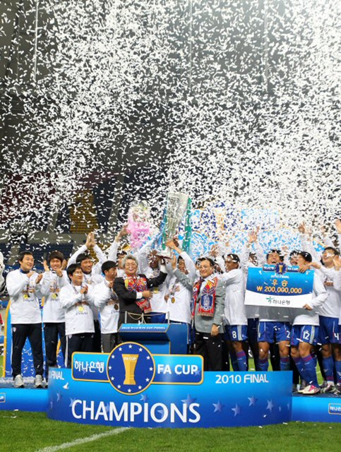 24일 부산 아시아드주경기장에서 열린 프로축구 2010 하나은행 FA컵 결승전에서 부산을 1대0으로 꺾고 우승을 차지한 수원 삼성 감독과 선수들이 축구협회로부터 우승컵을 전달받고 환호하고 있다.