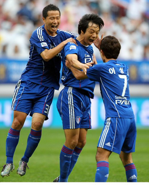 24일 부산 아시아드주경기장에서 열린 프로축구 2010 하나은행 FA컵 결승전 부산 대 수원 경기. 수원 염기훈(가운데)이 선제골을 터뜨리고 이상호, 문민귀와 기쁨을 나누고 있다.