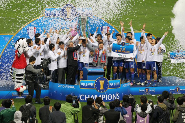 24일 부산 아시아드주경기장에서 열린 프로축구 2010 하나은행 FA컵 결승전에서 부산을 1대0으로 꺾고 우승을 차지한 수원 삼성 감독과 선수들이 우승컵을 들고 환호하고 있다.