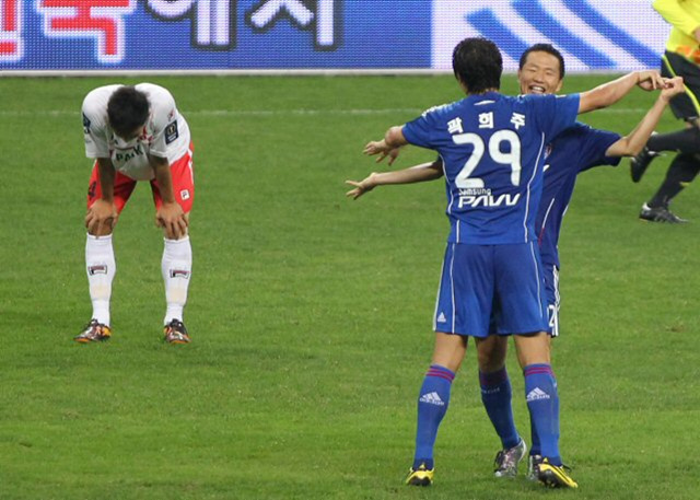 24일 부산 아시아드 주경기장에서 열린 2010 하나은행 FA컵 결승에서 부산아이파크에 1대0으로 승리, 우승한 수원삼성 블루윙즈의 곽희주와 문민귀가 기뻐하고 있다. 왼쪽 부산 이정호가 허탈해하고 있다.