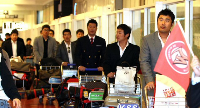 한국 프로야구 챔피언 SK 와이번스 이호준 등 선수들이 타이완 프로야구 챔피언인 슝디 엘리펀츠와의 일전을 치르기 위해 2일 타이완 타이베이 국제공항에 도착하고 있다.