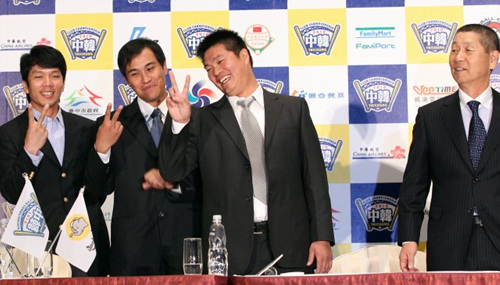 3일 오후 타이중 윈저호텔에서 열린 2010 프로야구 한국-타이완 클럽챔피언십 공식 기자회견에서 타이완 챔피언 슝디 엘리펀츠 천루이전(왼쪽에서 세번째) 감독, 선수 왕진용(왼쪽에서 두번째), 저우스지가 SK 와이번스 김성근 감독이 지켜보는 가운데 '2게임 중 몇 승을 할 것인가?'라는 사회자 질문에 손가락 2개를 보이고 있다.