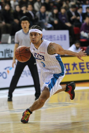 4일 오후 인천 삼산월드체육관에서 열린 프로농구 전자랜드-KCC 경기. KCC 전태풍이 드리블하고 있다.