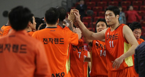 4일 오후 인천 삼산월드체육관에서 열린 프로농구 전자랜드-KCC 경기에서 KCC를 84-82로 꺽고 공동선두로 올라선 전자랜드 선수들이 경기를 마친 후 기뻐하고 있다.