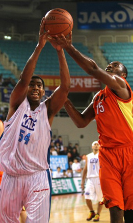 4일 오후 인천 삼산월드체육관에서 열린 프로농구 전자랜드-KCC 경기. KCC 다니엘스와 전자랜드 허버트 힐이 리바운드를 다투고 있다.
