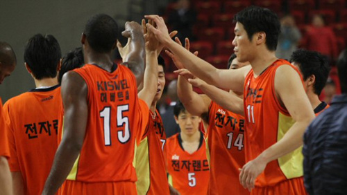 4일 오후 인천 삼산월드체육관에서 열린 프로농구 전자랜드-KCC 경기에서 KCC를 84-82로 꺽고 공동선두로 올라선 전자랜드 선수들이 경기를 마친 후 기뻐하고 있다.