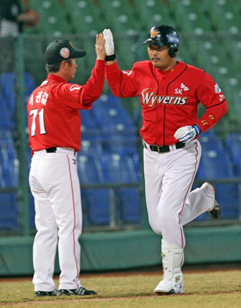 4일 타이중 인터컨티넨탈 구장에서 열린 2010 프로야구 한국-타이완 클럽챔피언십 1차전 SK와이번스-슝디 엘리펀츠전. 3회초 2사 무루에서 4번 이호준이 우월 솔로 홈런을 터뜨린 뒤 이광길 3루 주루코치와 하이파이브를 하고 있다.