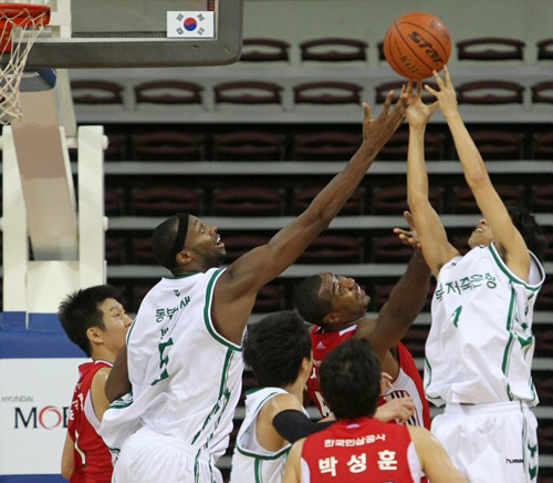 5일 안양실내체육관에서 벌어진 2010-2011 현대모비스 프로농구 원주 동부와 안양 한국인삼공사의 경기에서 양 팀 선수들이 한꺼번에 리바운드 볼 다툼을 벌이고 있다. 인삼공사 78대64 승.