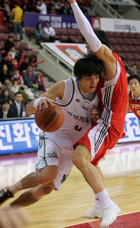 5일 안양실내체육관에서 벌어진 2010-2011 현대모비스 프로농구 원주 동부와 안양 한국인삼공사의 경기에서 동부 윤호영(왼쪽)의 돌파를 인삼공사 이정현이 막고 있다.