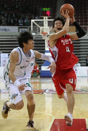 5일 안양실내체육관에서 벌어진 2010-2011 현대모비스 프로농구 원주 동부와 안양 한국인삼공사의 경기에서 인삼공사 박성훈(오른쪽)이 동부 윤호영의 수비를 피해 골밑으로 돌파하고 있다.