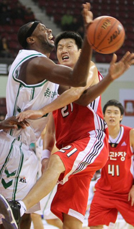 5일 안양실내체육관에서 벌어진 2010-2011 현대모비스 프로농구 원주 동부와 안양 한국인삼공사의 경기에서 동부 로드 벤슨(왼쪽)의 슛을 인삼공사 김종학이 막고 있다. 인삼공사 78대64 승.