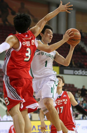 5일 안양실내체육관에서 벌어진 2010-2011 현대모비스 프로농구 원주 동부와 안양 한국인삼공사의 경기에서 동부 황진원(오른쪽)이 인삼공사 이정현의 수비를 피해 패스할 곳을 찾고 있다.