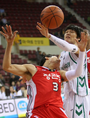 5일 안양실내체육관에서 벌어진 2010-2011 현대모비스 프로농구 원주 동부와 안양 한국인삼공사의 경기에서 동부 윤호영(뒤)과 인삼공사 이정현이 리바운드 볼 다툼을 벌이고 있다.