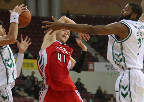 5일 안양실내체육관에서 벌어진 2010-2011 현대모비스 프로농구 원주 동부와 안양 한국인삼공사의 경기에서 인삼공사 박성훈(가운데)이 동부 윤호영(왼쪽), 토마스의 반칙에 볼을 놓치고 있다.