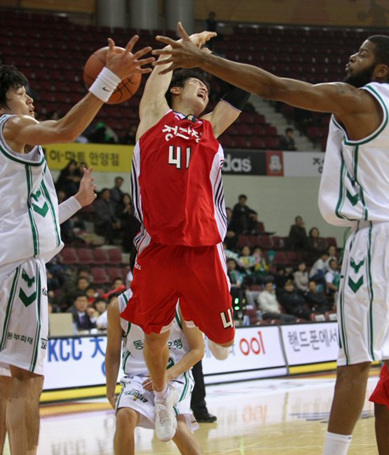 5일 안양실내체육관에서 벌어진 2010-2011 현대모비스 프로농구 원주 동부와 안양 한국인삼공사의 경기에서 인삼공사 박성훈(가운데)이 동부 윤호영(왼쪽), 토마스의 반칙에 볼을 놓치고 있다.
