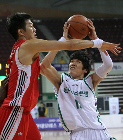 5일 안양실내체육관에서 벌어진 2010-2011 현대모비스 프로농구 원주 동부와 안양 한국인삼공사의 경기에서 동부 윤호영(오른쪽)의 슛을 인삼공사 김종학이 막고 있다.