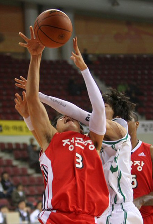 5일 안양실내체육관에서 벌어진 2010-2011 현대모비스 프로농구 원주 동부와 안양 한국인삼공사의 경기에서 동부 윤호영(뒤)과 인삼공사 이정현이 리바운드 볼 다툼을 벌이고 있다.