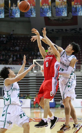 5일 안양실내체육관에서 벌어진 2010-2011 현대모비스 프로농구 원주 동부와 안양 한국인삼공사의 경기에서 인삼공사 박상률(가운데)이 동부 윤호영(오른쪽), 안재욱의 수비를 피해 슛을 날리고 있다. 인삼공사 78대64 승.