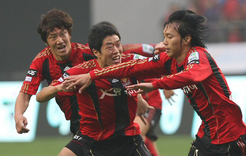 7일 서울 상암 월드컵경기장에서 열린 2010 K리그 FC서울-대전 시티즌 경기, 서울 김치우(오른쪽)가 1대1 동점 상황에서 결승골을 넣은 후 현영민 등 팀 동료들과 함께 기뻐하고 있다.