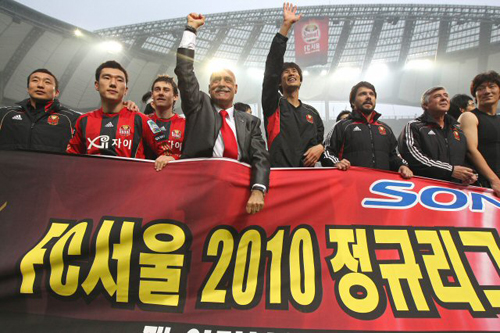 7일 서울 상암 월드컵경기장에서 열린 2010 K리그 FC서울-대전 시티즌 경기, 빙가다 감독과 정조국 등 서울 선수단이 대전을 2대1로 꺾고 정규리그 1위를 확정 지은 후 홈 팬들을 향해 인사하고 있다.