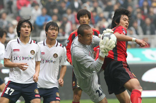 7일 서울 상암 월드컵경기장에서 열린 2010 K리그 FC서울-대전 시티즌 경기, 대전 최은성 골키퍼가 서울 김동우에 앞서 공을 잡아내고 있다.
