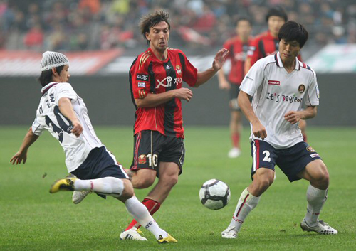 7일 서울 상암 월드컵경기장에서 열린 2010 K리그 FC서울-대전 시티즌 경기, 대전 이경환(왼쪽)이 서울 데얀(가운데)에 앞서 공을 걷어내고 있다.