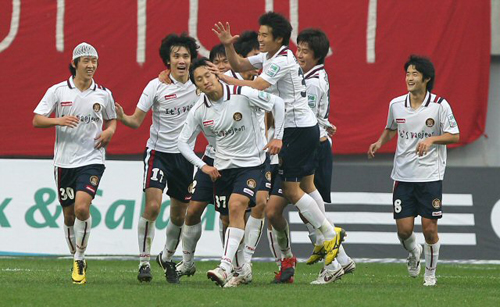 7일 서울 상암 월드컵경기장에서 열린 2010 K리그 FC서울-대전 시티즌 경기, 대전 박주현이 동점골을 넣은 후 팀 동료들과 함께 기뻐하고 있다.