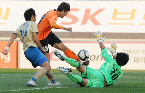 7일 제주월드컵경기장에서 열린 2010 K리그 제주 유나이티드-인천 유나이티드 경기, 제주 김은중(가운데)이 슛을 했지만 인천 윤기원 골키퍼가 막아내고 있다.