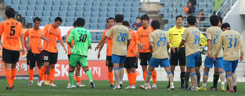 7일 제주월드컵경기장에서 열린 2010 K리그 제주 유나이티드-인천 유나이티드 경기 후, 0대0 무승부를 기록한 양팀 선수들이 악수를 하고 있다.