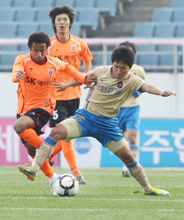 7일 제주월드컵경기장에서 열린 2010 K리그 제주 유나이티드-인천 유나이티드 경기, 제주 산토스와 인천 정혁이 볼다툼을 벌이고 있다.