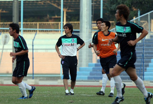 7일 중국 광저우 옌쯔강 스타디움에서 2010 광저우아시안게임 남자 축구에 출전하는 한국 축구 대표팀 선수들이 홍명보 감독이 지켜보는 가운데 현지 적응 훈련을 하고 있다. 한국은 8일 북한과 첫 경기를 치를 예정이다.