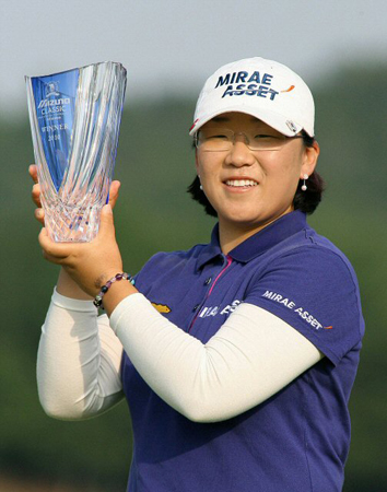 7일 일본 미에현 시마의 긴데쓰 가시고지마 골프장에서 열린 미국여자프로골프(LPGA) 투어 미즈노 클래식 마지막날, 신지애가 18언더파 198타를 기록하며 우승을 한 후 트로피를 번쩍 들어올리고 있다.