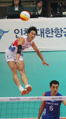 5일 오후 인천 도원실내체육관에서 열린 프로배구 대한항공-LIG손해보험 경기에서 대한항공 김학민이 강한 서브를 넣고 있다.