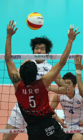 5일 오후 인천 도원실내체육관에서 열린 프로배구 대한항공-LIG손해보험 경기에서 대한항공 신영수와 LIG 김요한이 맞서고 있다.