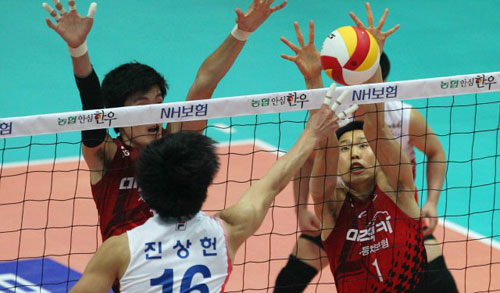 5일 오후 인천 도원실내체육관에서 열린 프로배구 대한항공-LIG손해보험 경기에서 LIG 임동규가 대한항공 진상헌의 공격을 블로킹하고 있다.